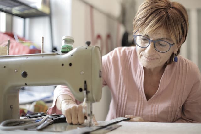 Assisted Living vs. In-Home Senior Care: Making the Right Choice